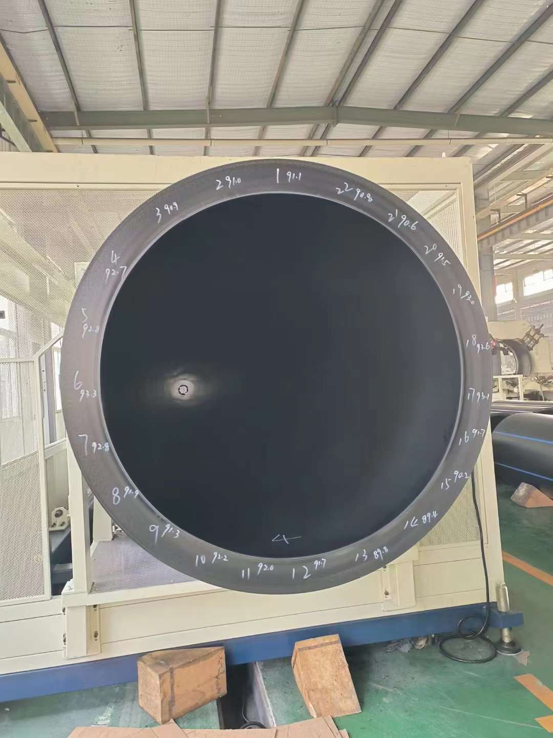 Alta crassitudo et tibiae magnae diametrales: quomodo cavendum est in fistula fistulae extrusionis?